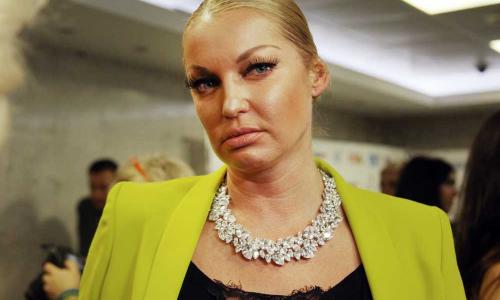Поклонники разбегаются: Волочкова продемонстрировала им непристойный жест. Фото